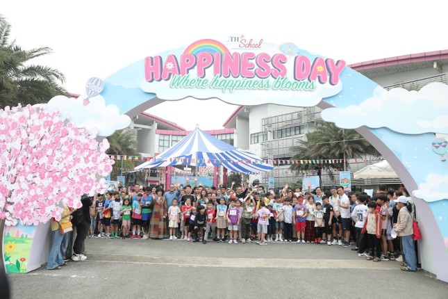 TH School Happiness Day - 'Rất nhiều nụ cười, cái bắt tay, cái ôm chia sẻ ấm áp… ở ngôi trường hạnh phúc' ảnh 1