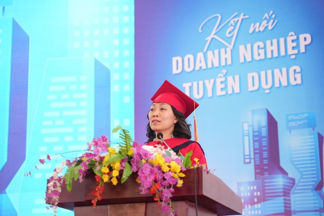 Lễ bế giảng và trao bằng tốt nghiệp khóa 14 nhiều cảm xúc của HTT College ảnh 2