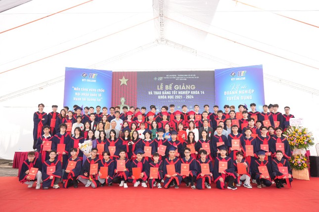 Lễ bế giảng và trao bằng tốt nghiệp khóa 14 nhiều cảm xúc của HTT College ảnh 4