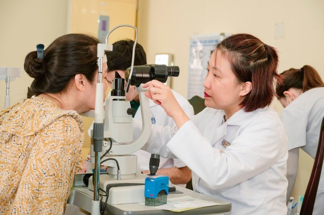 Bệnh viện mắt Hà Nội cơ sở 2 khám mắt và phát thuốc miễn phí tại An Giang ảnh 2