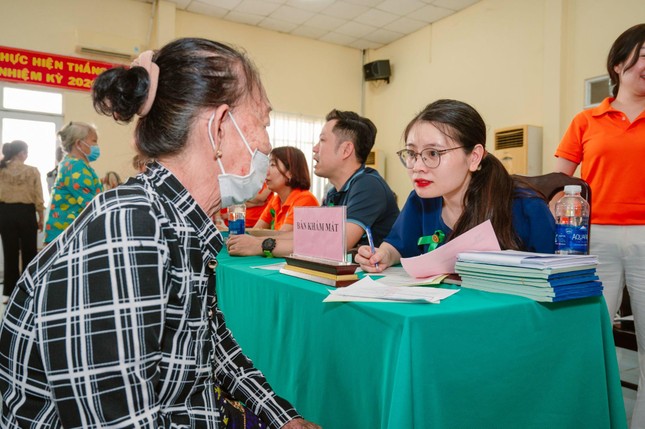 Bệnh viện mắt Hà Nội cơ sở 2 khám mắt và phát thuốc miễn phí tại An Giang ảnh 4
