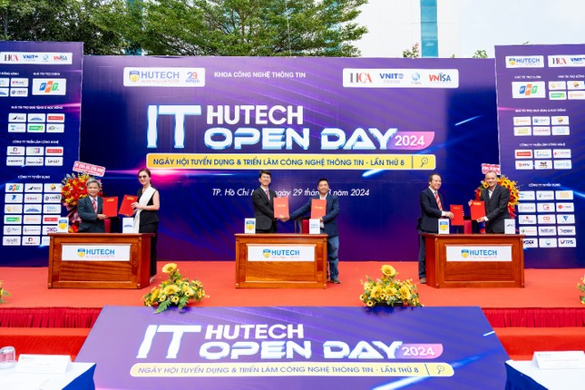 HUTECH ký kết cùng 12 doanh nghiệp ảnh 1