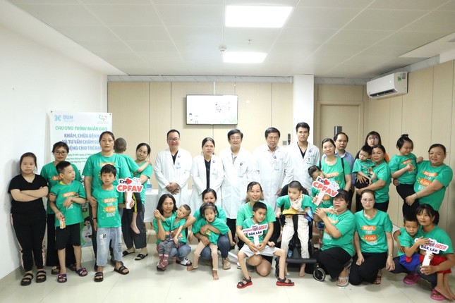 Bệnh viện ĐH Y Dược Buôn Ma Thuột khám, tư vấn, chăm sóc răng miệng miễn phí cho trẻ bại não ảnh 1