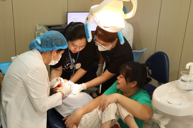 Bệnh viện ĐH Y Dược Buôn Ma Thuột khám, tư vấn, chăm sóc răng miệng miễn phí cho trẻ bại não ảnh 2