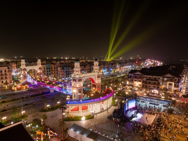 Biển người đổ về 'Hàn Quốc thu nhỏ' K-Town trong ngày khai trương ảnh 12