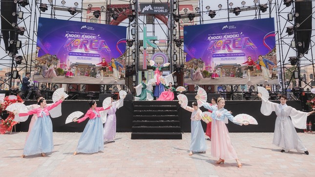 Biển người đổ về 'Hàn Quốc thu nhỏ' K-Town trong ngày khai trương ảnh 2