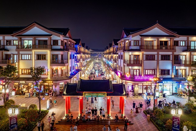 Biển người đổ về 'Hàn Quốc thu nhỏ' K-Town trong ngày khai trương ảnh 5