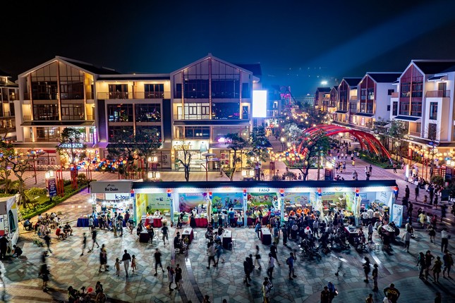 Biển người đổ về 'Hàn Quốc thu nhỏ' K-Town trong ngày khai trương ảnh 6