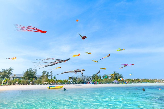 Hồ Tràm: Đón lễ 30/4 cùng loạt sao ‘khủng’ tại Charm Fantasea 2024 ảnh 1