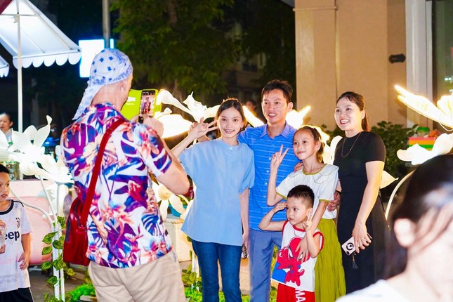 Ngập tràn sắc hè miền nhiệt đới tại Hello Summer Vincom Shophouse Royal Park ảnh 1