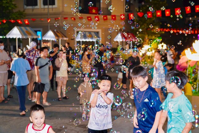 Ngập tràn sắc hè miền nhiệt đới tại Hello Summer Vincom Shophouse Royal Park ảnh 2