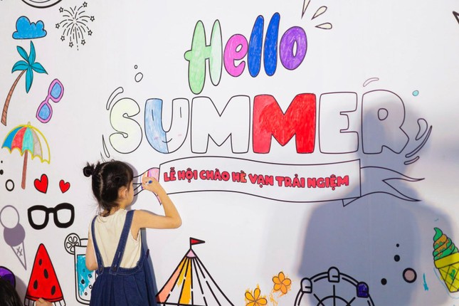 Ngập tràn sắc hè miền nhiệt đới tại Hello Summer Vincom Shophouse Royal Park ảnh 3