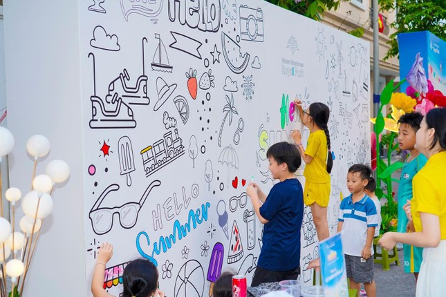 Ngập tràn sắc hè miền nhiệt đới tại Hello Summer Vincom Shophouse Royal Park ảnh 4