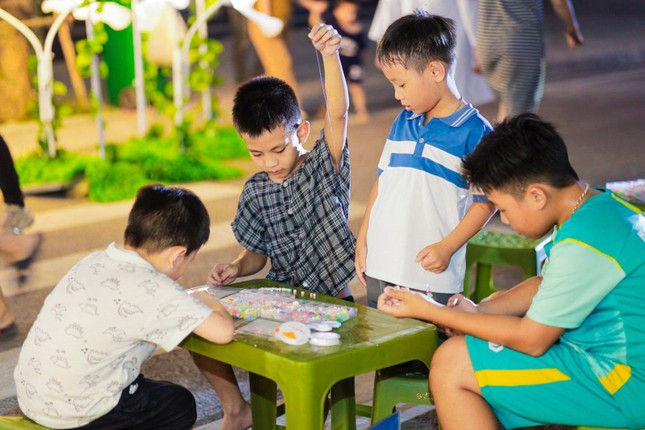 Ngập tràn sắc hè miền nhiệt đới tại Hello Summer Vincom Shophouse Royal Park ảnh 5