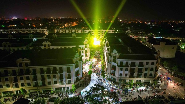 Ngập tràn sắc hè miền nhiệt đới tại Hello Summer Vincom Shophouse Royal Park ảnh 7