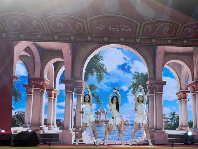 Ngập tràn sắc hè miền nhiệt đới tại Hello Summer Vincom Shophouse Royal Park ảnh 9