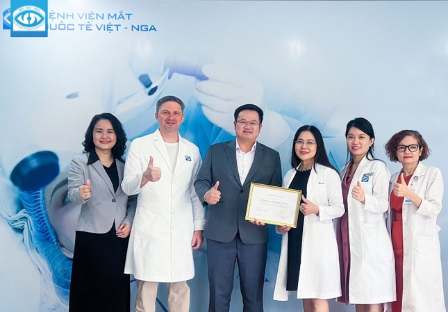 Mắt Việt - Nga liên tục nhận giải phẫu thuật nhiều nhất Việt Nam về thuỷ tinh thể đa tiêu cao cấp ảnh 1