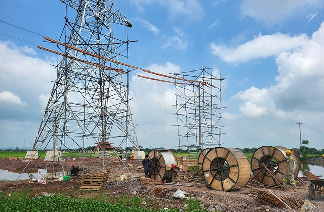 Kéo dây khoảng néo đầu tiên đường dây 500kV mạch 3 đoạn nhà máy nhiệt điện Nam Định I – Thanh Hoá ảnh 1
