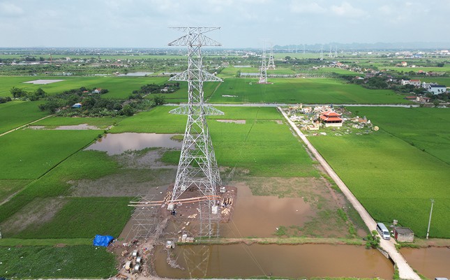 Kéo dây khoảng néo đầu tiên đường dây 500kV mạch 3 đoạn nhà máy nhiệt điện Nam Định I – Thanh Hoá ảnh 3