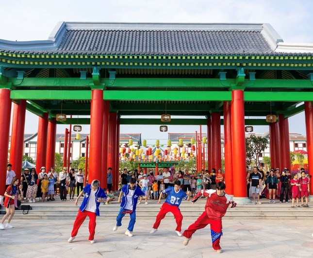 Vui chơi tới bến, check-in 'cháy máy' tại thiên đường giải trí sôi động bậc nhất đất Cảng ảnh 2
