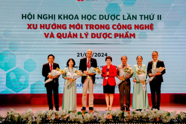 HIU tổ chức hội thảo về xu hướng mới trong công nghệ và quản lý dược phẩm ảnh 1