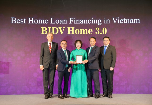 BIDV nhận 'cú đúp' giải thưởng uy tín trong lĩnh vực ngân hàng bán lẻ ảnh 1