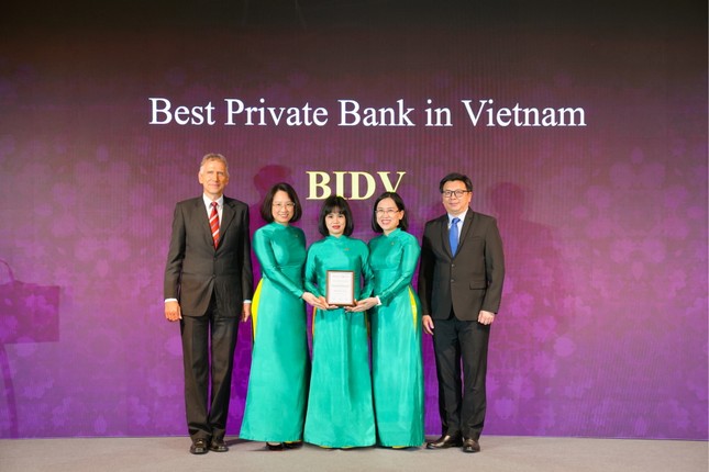 BIDV nhận 'cú đúp' giải thưởng uy tín trong lĩnh vực ngân hàng bán lẻ ảnh 2