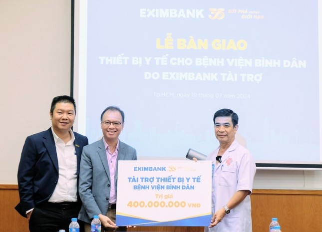 Eximbank trao tặng thiết bị y tế trị giá 400 triệu đồng cho Bệnh viện Bình Dân ảnh 1