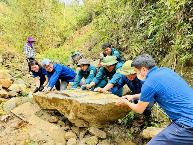 Hàng trăm công trình, phần việc của tuổi trẻ qua mô hình 'ngày cuối tuần cùng dân' ở Yên Bái ảnh 4