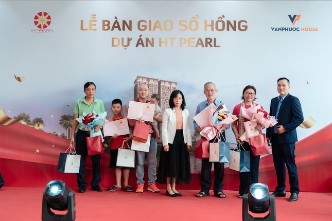 Chính thức bàn giao sổ hồng cho cư dân khu căn hộ cao cấp HT Pearl ảnh 1
