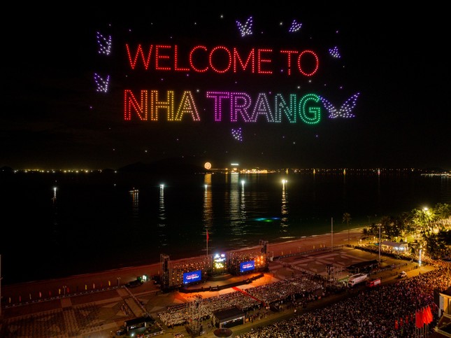 Lễ hội Vịnh ánh sáng quốc tế 2024 - Cách làm sáng tạo của Nha Trang trong công tác phát triển du lịch xanh ảnh 1