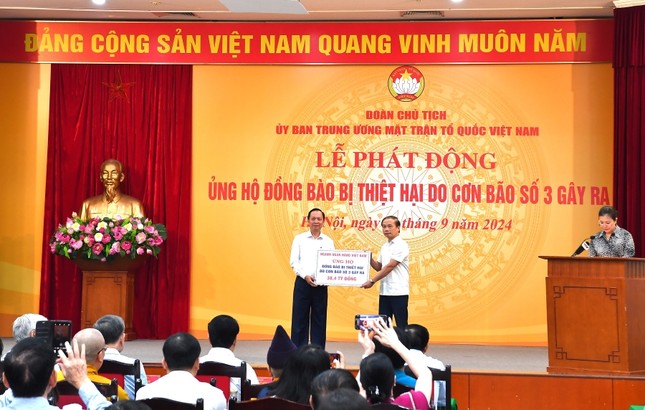 Cán bộ nhân viên Vietcombank ủng hộ 1 ngày lương hỗ trợ đồng bào bị thiệt hại do bão số 3 ảnh 1