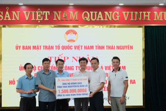 Vinataba trao kinh phí ủng hộ đồng bào vùng bão lũ tại nhiều địa phương ảnh 2