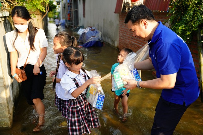 Vinamilk hỗ trợ, động viên người dân và trẻ em các vùng ngập lụt sau bão ảnh 3