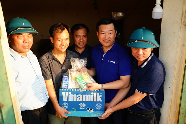 Vinamilk hỗ trợ, động viên người dân và trẻ em các vùng ngập lụt sau bão ảnh 6