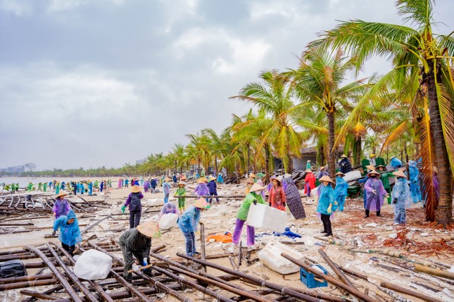 Hàng trăm phật tử trẻ Chùa Ba Vàng phối hợp cùng Thành đoàn Hạ Long dọn dẹp bãi biển Tuần Châu ảnh 1