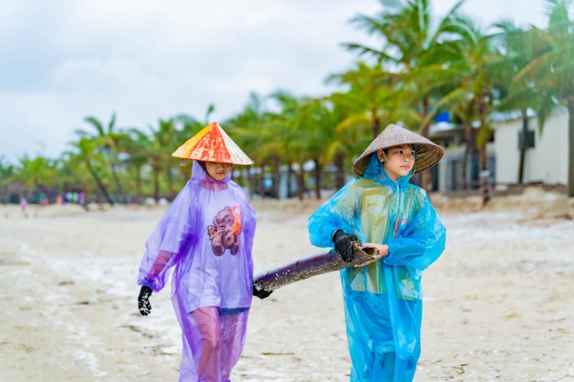 Hàng trăm phật tử trẻ Chùa Ba Vàng phối hợp cùng Thành đoàn Hạ Long dọn dẹp bãi biển Tuần Châu ảnh 3