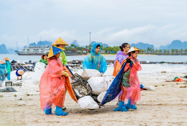 Hàng trăm phật tử trẻ Chùa Ba Vàng phối hợp cùng Thành đoàn Hạ Long dọn dẹp bãi biển Tuần Châu ảnh 4