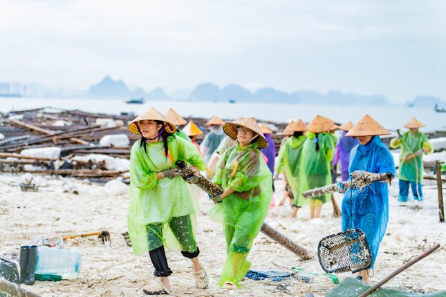 Hàng trăm phật tử trẻ Chùa Ba Vàng phối hợp cùng Thành đoàn Hạ Long dọn dẹp bãi biển Tuần Châu ảnh 7