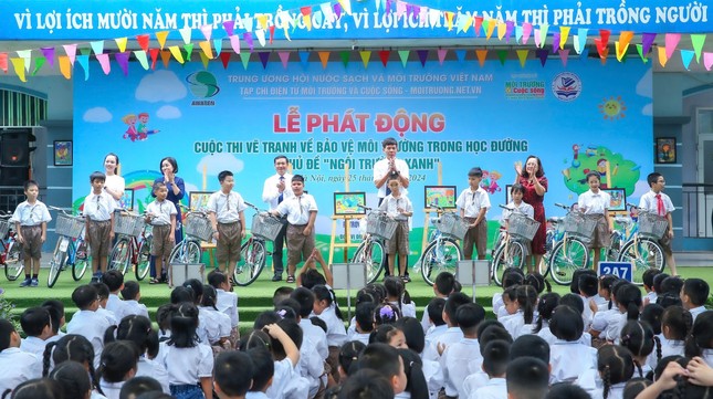 Tại buổi lễ phát động, Tạp chí điện tử Môi trường và Cuộc sống trao 10 phần quà là 10 chiếc xe đạp cho các em học sinh có hoàn cảnh khó khăn có thành tích học tập tốt.