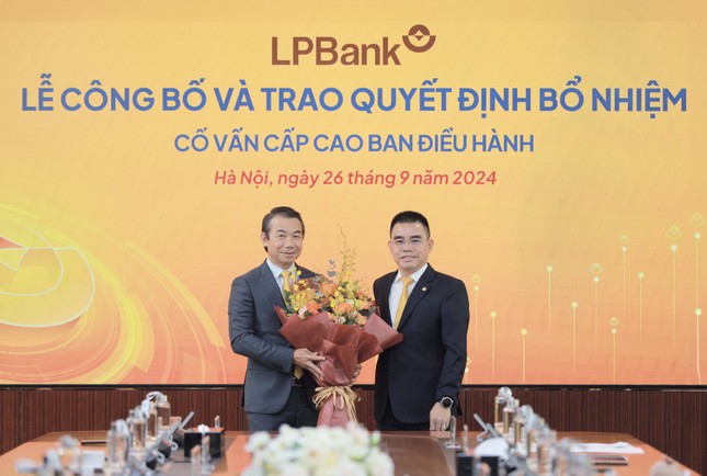 Ông Hồ Nam Tiến - Phó Chủ tịch HĐQT kiêm Tổng Giám đốc LPBank (phải) trao hoa chúc mừng ông Phạm Phú Khôi (trái).