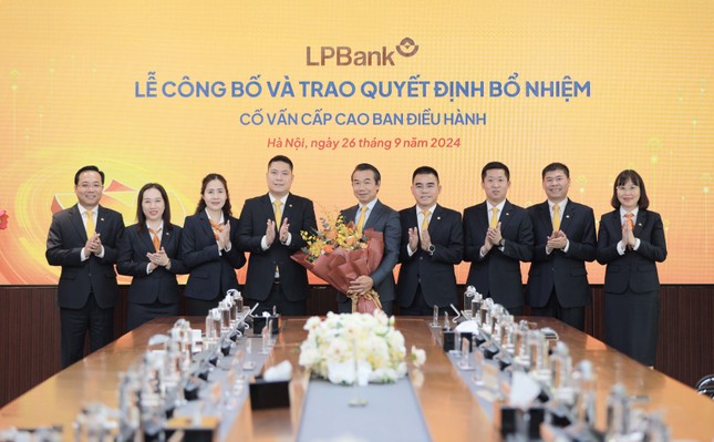 Ban lãnh đạo LPBank chụp ảnh lưu niệm cùng ông Phạm Phú Khôi (giữa) trong buổi lễ bổ nhiệm.