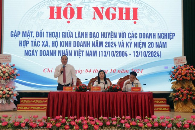 Lãnh đạo huyện Chi Lăng giải đáp những ý nghị của doanh nghiệp.