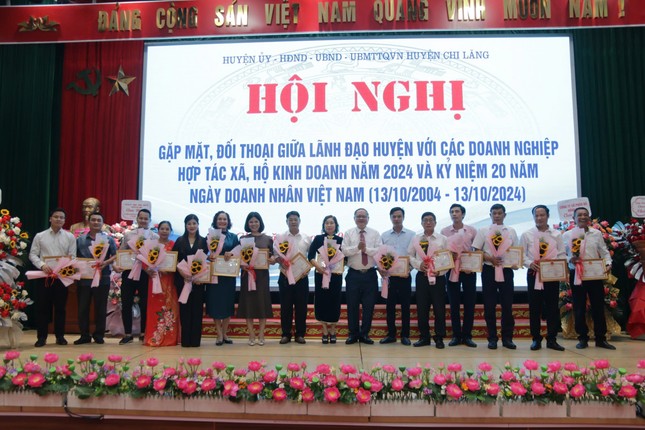 Các tập thể có thành tích xuất sắc nhận Giấy khen của Chủ tịch huyện Chi Lăng.Ảnh: Duy Chiến.