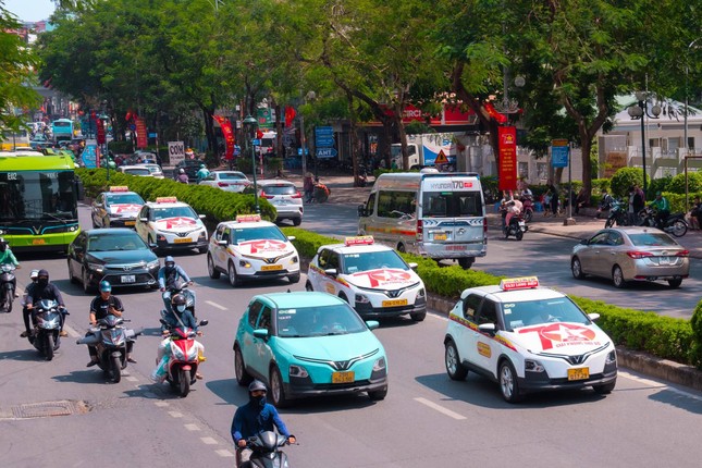 4 hãng taxi lâu đời tại Hà Nội bắt tay Xanh SM chuyển đổi xanh với 1.000 xe điện ảnh 2