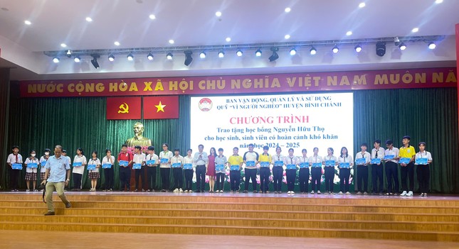 VWS tài trợ học bổng Nguyễn Hữu Thọ cho sinh viên, học sinh huyện Bình Chánh ảnh 3