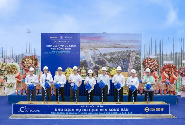 Bộ đôi tháp The Panoma bên sông Hàn, Đà Nẵng cất nóc sau hơn 1 năm thi công ảnh 1