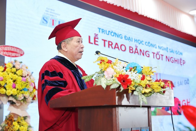 Trường đại học Công nghệ Sài Gòn tổ chức Lễ trao bằng tốt nghiệp năm 2024 ảnh 1