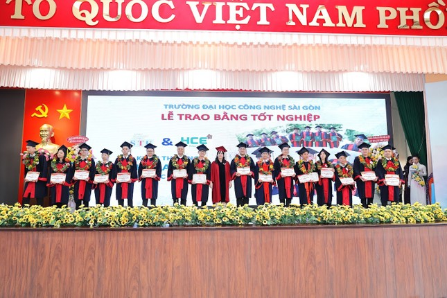 Trường đại học Công nghệ Sài Gòn tổ chức Lễ trao bằng tốt nghiệp năm 2024 ảnh 2