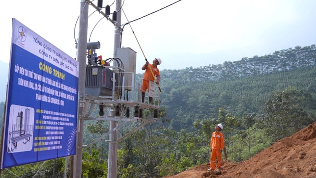 “Thần tốc" đưa điện lưới quốc gia về khu tái định cư Làng Nủ ảnh 2